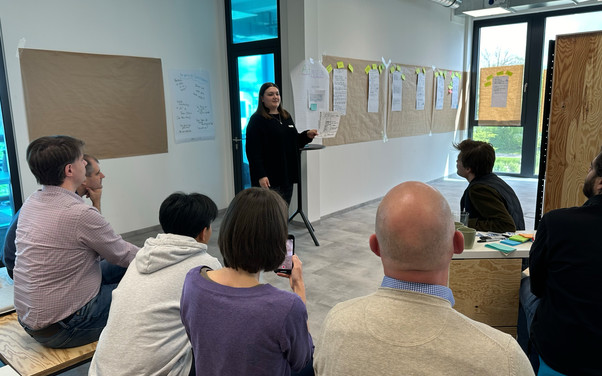 Innovatives Brainstorming beim Design Sprint Workshop 