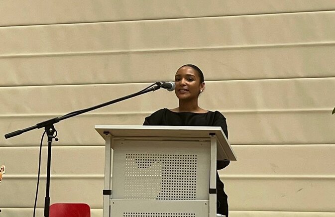 Erfolgreicher Abschluss: Eve Perkins besteht Ausbildung und hält Rede bei ihrer Abschlussfeier