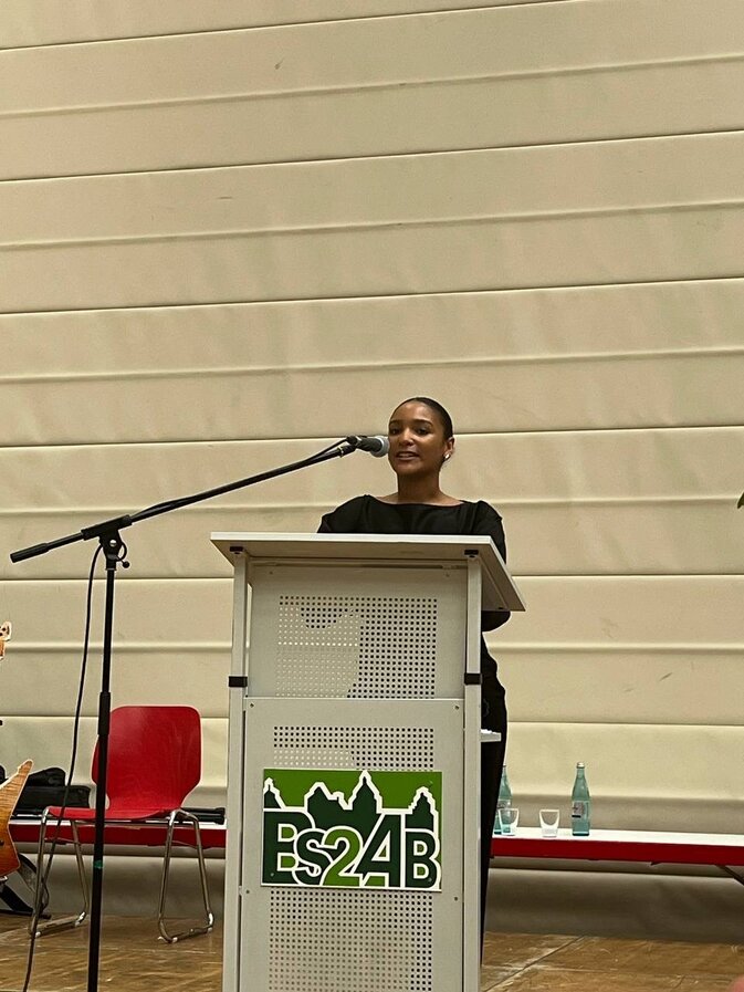 Erfolgreicher Abschluss: Eve Perkins besteht Ausbildung und hält Rede bei ihrer Abschlussfeier