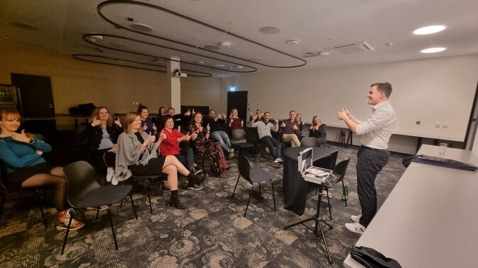 Magie am Tisch – Unser Einkaufs- und Rechnungsprüfung Teamevent mit Zauberer Moritz Neumeister