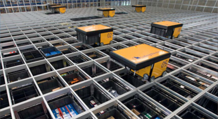 Mehrere autonome Roboter bewegen sich auf einem Gitterrack-System in einem Lager.