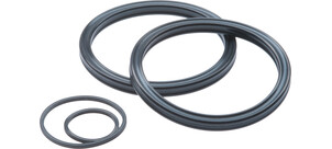 Drei unterschiedlich große schwarze X-Ringe liegen nebeneinander auf einem weißen Hintergrund.