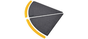 Zwei halbkreisförmige schwarze Bodenmatten mit erhabenen Noppen und gelben Randstücken liegen auf einer Fläche.