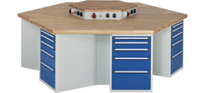 Eine sechseckige Werkbank mit Holzoberfläche und blauen Schubladen, ausgestattet mit elektrischen Anschlüssen.