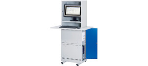 Ein weißer Computerschrank mit Monitor, Tastatur, Maus und einem blauen Schrankteil, der Aktenordner und Computerzubehör enthält.