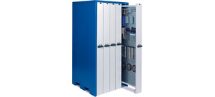 Ein geöffneter Lagerschrank zeigt eine organisierte Anordnung von Werkzeugen auf einer perforierten Metallwand.