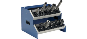 Eine metallene CNC-Werkzeughalterung mit mehreren Werkzeugaufnahmen in zwei Reihen.