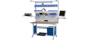 Ein modularer Arbeitsplatz mit Regalen, Schubladen und Halterungen für Werkzeuge und einen Computer.