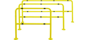 Drei gelbe Metallgeländer mit schwarzer Markierung in einer Reihe.