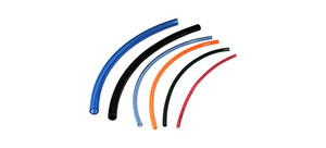 Verschiedenfarbige Pneumatikschläuche in einer gebogenen Anordnung.