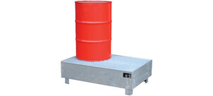 Ein rotes Fass steht auf einer erhöhten, metallenen Auffangwanne.