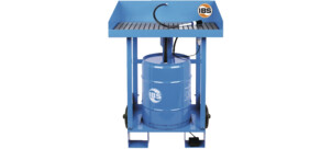 Ein blauer mobiler Reinigungstisch mit einem großen Fass und eingebautem Schlauchsystem.