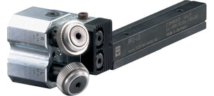 Ein metallischer Rändelfräser mit zwei gerändelten Rädern und einem langen schwarzen Griff.