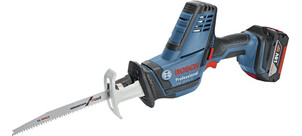 Eine blaue Bosch Professional Akku-Säbelsäge mit einem langen Sägeblatt und ergonomischem Griff, geeignet für Holzarbeiten.