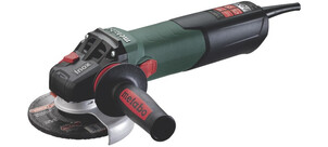 Ein Winkelschleifer der Marke Metabo mit grünem Gehäuse und rotem Griff, geeignet für Metallbearbeitung.