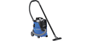 Ein blauer Industriestaubsauger der Marke Nilfisk mit einem langen Saugrohr und grauem Saugrohrschlauch.