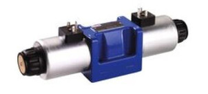 Ein hydraulisches Wegeventil mit blauem Gehäuse und silbernen Zylindern.