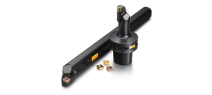 Zwei Drehwerkzeuge, eines lang und rechteckig und das andere mit rundem Kopf, neben mehreren kleinen, austauschbaren Schneidplättchen.