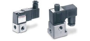 Zwei pneumatische Wegeventile mit schwarzem Gehäuse und silbernen Anschlussblöcken.