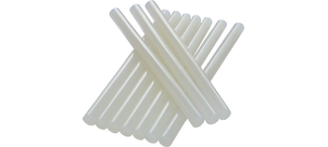 Eine Gruppe weißer Schmelzklebestifte liegt gestapelt übereinander.