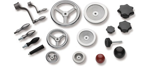 Eine Sammlung unterschiedlicher Bedienelemente wie Handräder, Griffe und Knöpfe in verschiedenen Formen und Materialien.